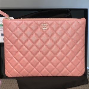 💕💯% Authentic Chanel 19S Pearly Pink O-Case💕